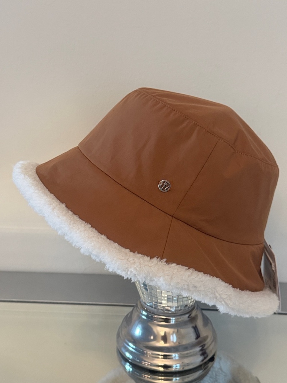 LULULEMON Boucle Fleece Reversible Bucket Hat NWT Chestnut Brown/Light Ivory S/M - Picture 6 of 16